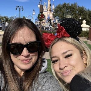 Meet your Posher, Dee